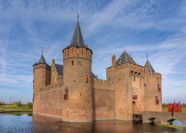 Muiden, Hollanda - 20 Ekim 2018 Gündüz vakti Muiden 'deki Muiderslot Şatosu