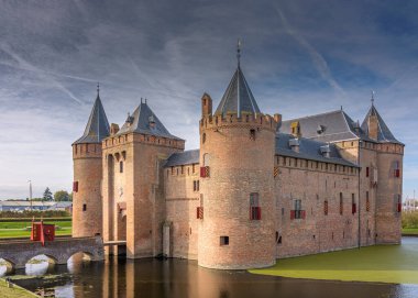 Muiden, Hollanda - 20 Ekim 2018 Gündüz vakti Muiden 'deki Muiderslot Şatosu