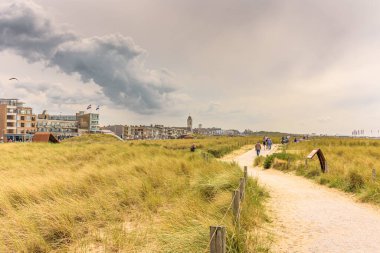 Katwijk aan Zee, Hollanda - 9 Haziran 2019: Merkez ve kıyı arasındaki Katwijk kumullarında yürüyüş yolu