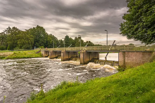 Vilsteren, Hollanda - 18 Ağustos 2021: Overijssel ilinin Vilsteren köyü yakınlarındaki De Vecht nehrinde bir vadi.
