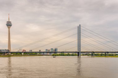 Düsseldorf, Almanya - 6 Mayıs 2024: Ren Nehri üzerindeki Dusseldorf şehri
