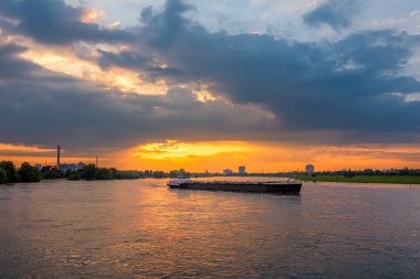 Dsseldorf, Almanya - 7 Mayıs 2024: Hollanda petrol tankeri Naduah Düsseldorf 'ta gün batımında Ren nehrinde yelken açtı