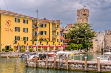 Sirmione, İtalya - 12 Ağustos 2019: Sirmione köyü, ünlü kale, tekne ve oteller