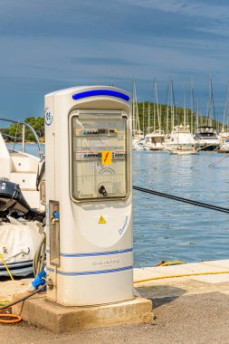 Vrsar, Hırvatistan - 25 Temmuz 2024: Hırvatistan 'ın Vrsar kentindeki tekne şarj istasyonu. Deniz kıyısındaki iskelede elektrik prizleri.