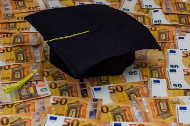 50 avroluk banknotlar üzerine mezuniyet başlığı