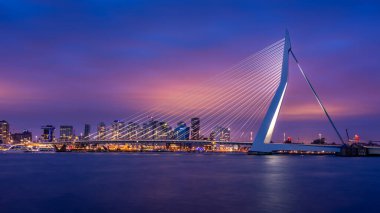 Rotterdam, Hollanda - 22 Aralık 2018: Maas nehri üzerinde Rotterdam silueti ile güzel bir günbatımı