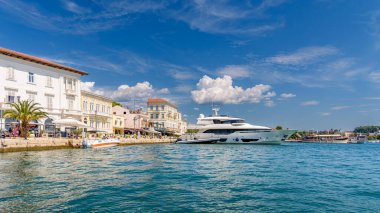 Porec, Hırvatistan - 4 Ağustos 2024: Porec köyünün güzel bir yaz günü manzarası