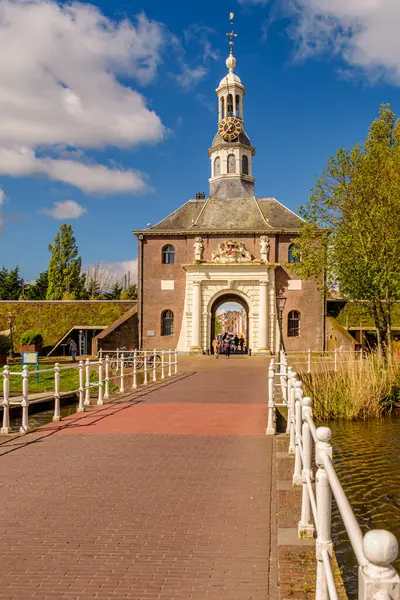 Eski şehir kapısı Zijlpoort ve Zijlpoortsbrug Leiden 'da güneşli bir günde