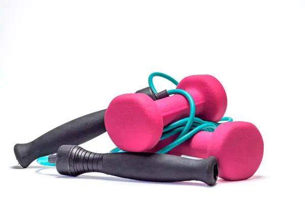 Atlama halatı ve dambıl beyaz arka planda izole. Fitness konsepti
