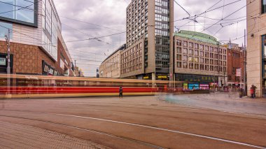 Hollanda, Lahey 'in hareketli şehir merkezinde hareket halindeki bir tramvayı çeken dinamik uzun pozlu bir fotoğraf.