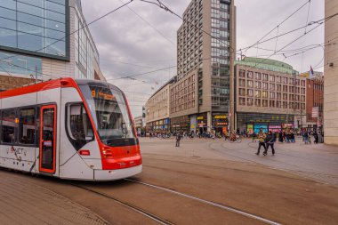Hollanda, Lahey 'de Tramvayla Meşgul Sokak Sahnesi