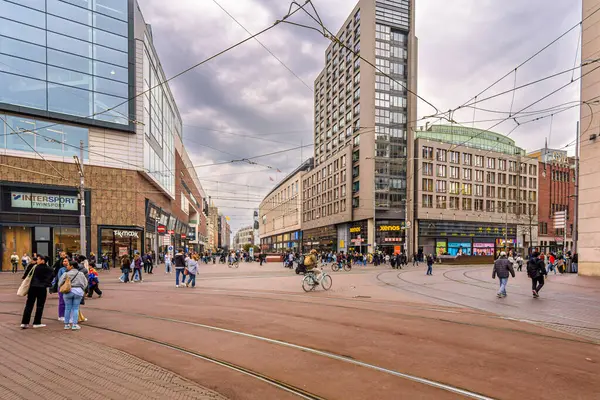 Hollanda, Lahey 'de Meşgul Sokak Sahnesi