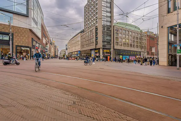 Hollanda, Lahey 'de Meşgul Sokak Sahnesi