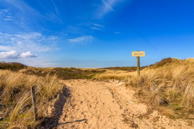 Katwijk aan Zee, Hollanda 'da korunan bir kumul manzarası. Erişimi yasaklayan görünür bir işaret var..