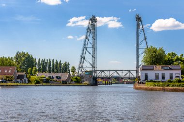 Hollanda, Alphen aan den Rijn 'deki çelik kaldırma köprüsü.