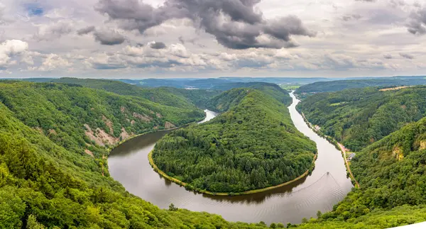 Yukarıdan Almanya 'daki Saar Nehri Giysisi' ne bak.
