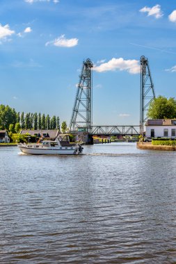 Hollanda, Alphen aan den Rijn 'deki çelik kaldırma köprüsü.