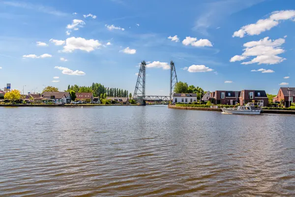 Hollanda, Alphen aan den Rijn 'deki çelik kaldırma köprüsü.