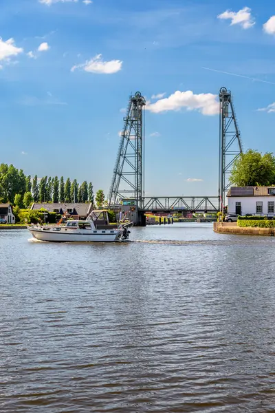 Hollanda, Alphen aan den Rijn 'deki çelik kaldırma köprüsü.