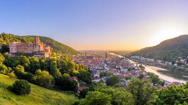 Almanya 'nın Heidelberg şehrinin gün batımı manzarası. Kale manzarası ve eski köprüyle Neckar nehri.