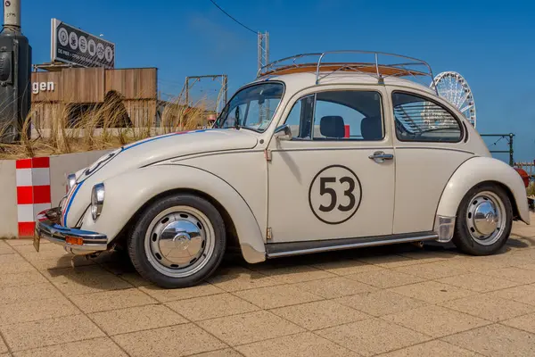 Bir Volkswagen böceği Scheveningen plaj araba fuarındaki Herbie 'ye benzemeye başladı.
