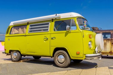 Hava soğutmalı klasik araba şovu Scheveningen 'deki yeşil model VW kombi.