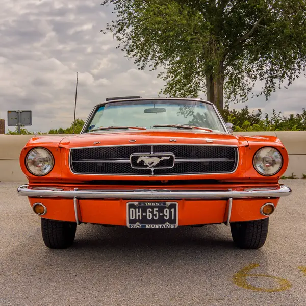 Üstü açık Ford Mustang 1965 The National Old timer Day Lelystad, Hollanda