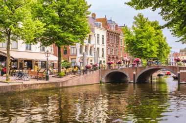 Leiden, Hollanda - 1 Haziran 2025: Tarihi Leiden kentinin Rapenburg kentindeki şehir kanalının manzarası
