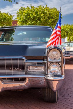 The National Old Day Lelystad, Hollanda 'da Amrican bayrağı taşıyan bir Cadillac Fleetwood' a yaklaş.