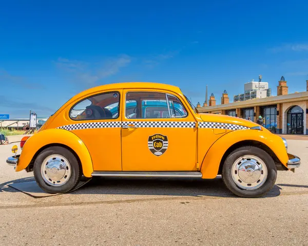 Scheveningen plaj arabasındaki klasik sarı böcek arabası.