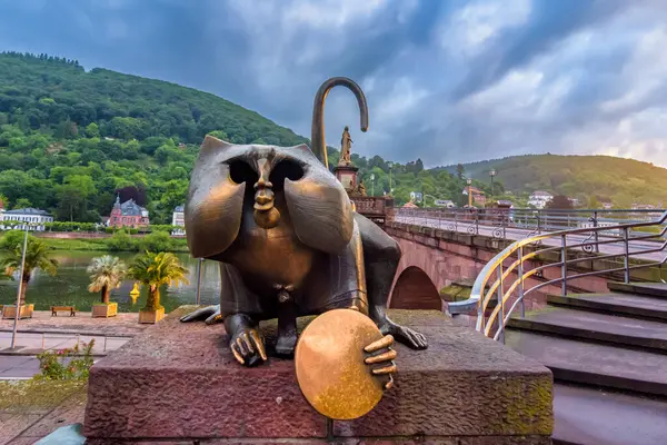 Köprü maymununun bronz heykeli Heidelberg kasabasındaki eski köprüde