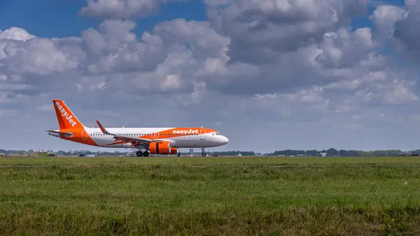 Easyjet Airbus A320 Schiphol Polderbaan 'a indi. hareket bulanıklığı