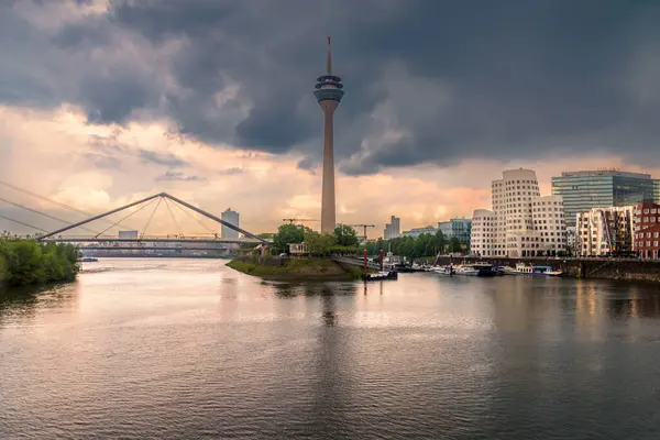 Ren Kulesi ile medya limanında manzaralı Düsseldorf şehri