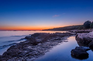 Hırvat Kıyısı Üzerinde Renkli Gökyüzü Üzerinde Gün Batımı