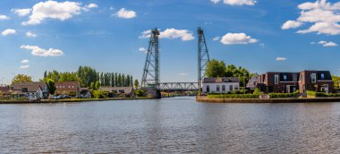 Hollanda, Alphen aan den Rijn 'deki çelik kaldırma köprüsü.