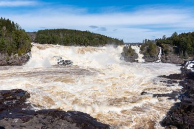 Shawinigan 'daki St. Maurice nehri bahar selleri sırasında şeytan deliği (Shawinigan, Quebec, Kanada)