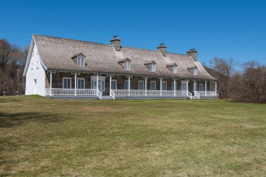 Saint-Joachim, Quebec, Kanada 8 Mayıs 2022: Saint-Joachim (Quebec, Kanada) Beaupre kıyısında bulunan Cap-Tourmente Ulusal Vahşi Yaşam Alanının yönetimi nerede eski çiftlik).