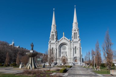 Saint-Anne-de-Beaupre, Quebec, Kanada 'daki Aziz Anne Kilisesi' ne ithaf edilmiştir..