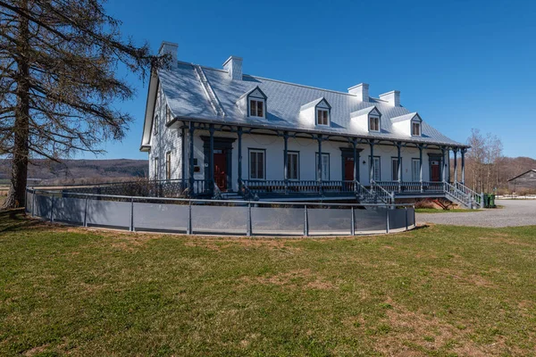 Saint-Joachim, Qubec, Kanada 8 Mayıs 2022: Beaupre kıyısındaki La Grande Ferme tarihi yeri (Quebec, Kanada).