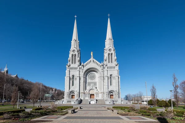 Saint-Anne-de-Beaupre, Quebec, Kanada 'daki Aziz Anne Kilisesi' ne ithaf edilmiştir..