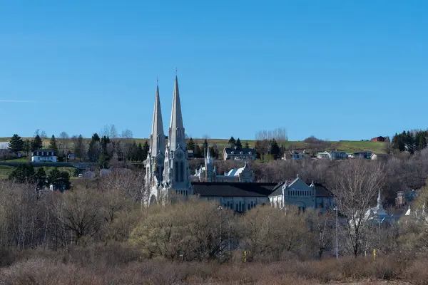 Saint-Anne-de-Beaupre, Quebec, Kanada 'daki Aziz Anne Kilisesi' ne ithaf edilmiştir..