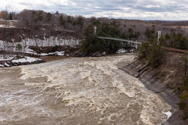 Baharda, Levis 'teki Chaudiere Nehri' nin parkı (Quebec, Kanada)