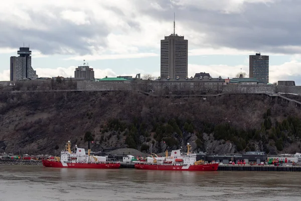 Levis, Quebec, Kanada 17 avril 2022: Cap-Blanc 'ın rıhtım ve balıkçılık ve okyanus gemisiyle Kanada' nın Cap-Blanc ilçesindeki limanı