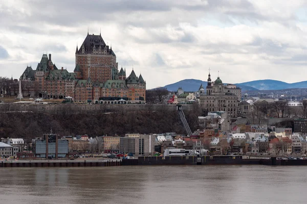 从圣劳伦斯河南岸的莱维斯 加拿大魁北克 俯瞰魁北克旧城和Frontenac城堡 — 图库照片