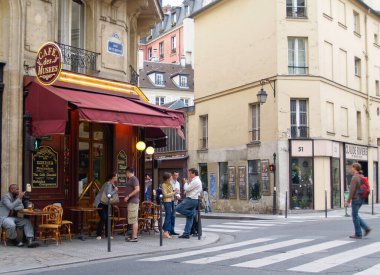 Paris Fransa - 21 Haziran 2009; Şehir Caddesi 'nde grup konuşmaları, biri kafede otururken diğerleri yürürken.