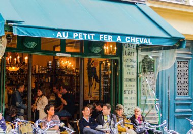 Paris Fransa - 21 Haziran 2009; Şehir Caddesi 'nde grup konuşmaları, biri kafede otururken diğerleri yürürken.
