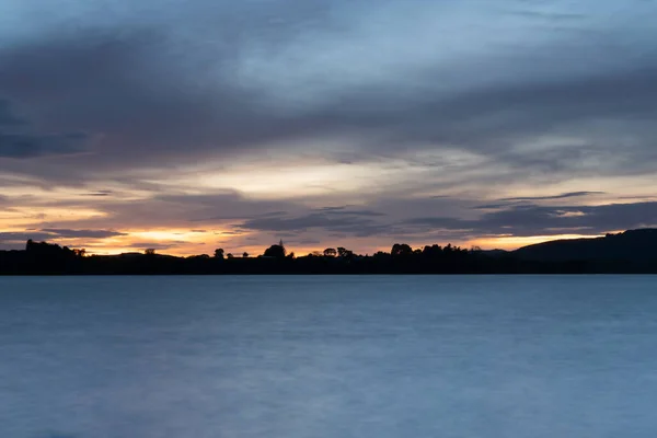 Tauranga Harbour Sonnenaufgang Tiefe Himmelsfarben Über Silhouette Bäume Und Landen — Stockfoto