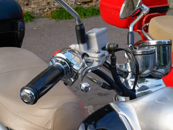 Hamulec Ręczny Kierownicy Motocykla Bary Tarcze Zbliżenie Zaparkowany Ulicy Miasta — Zdjęcie stockowe