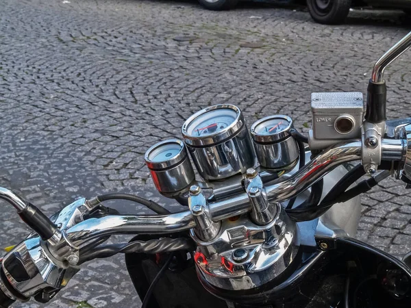 Manillar Motocicleta Bares Diales Primer Plano Estacionado Calle Ciudad — Foto de Stock