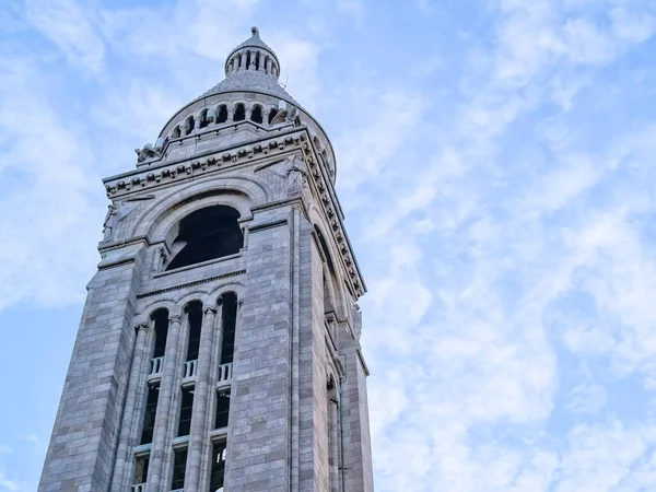 Высокая Башня Против Голубого Облачного Неба Париже Франция — стоковое фото